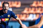 Baraja escucha a su vestuario:  ensaya volver al 4-4-2 y se los lleva de comida