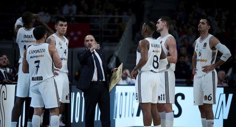 Chus Mateo da indicaciones a sus jugadores en un partido de Euroliga.