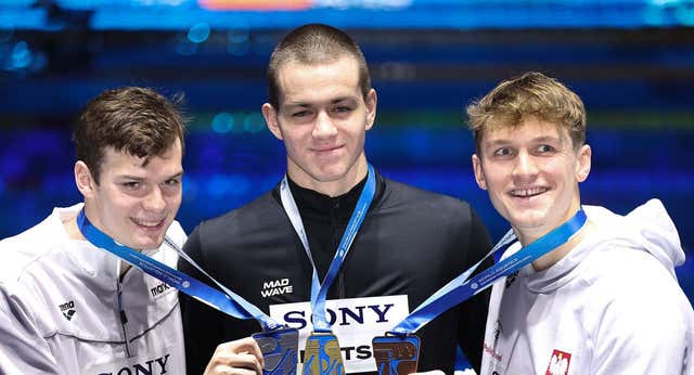 La vuelta de Rusia al Mundial de Natación maravilla con una nueva joya: dos oros, récord… y un silencio como castigo