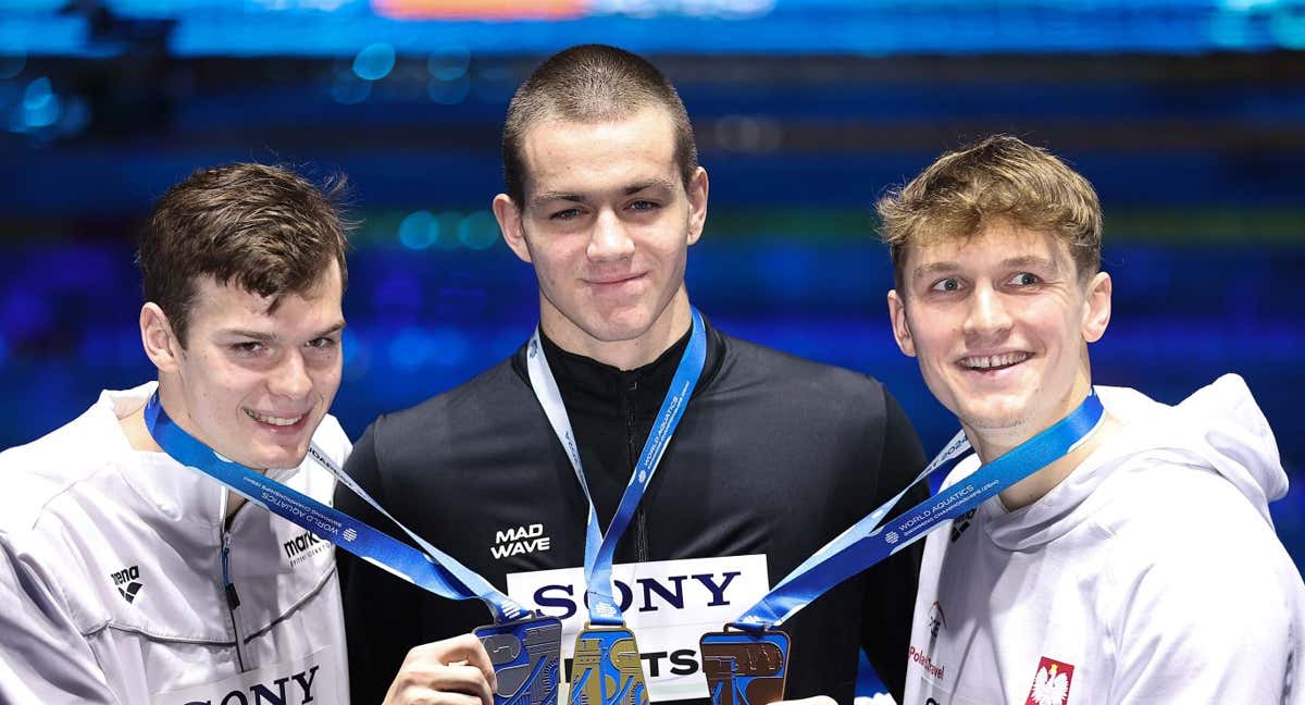 El podio de los 100 espalda formado por el húngaro Kos, el ruso Lifintsev y el polaco Stokowski.
