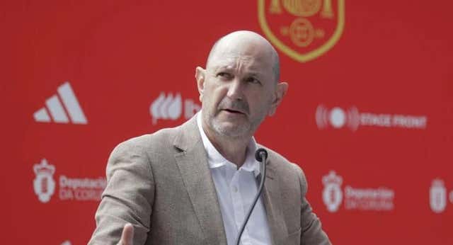 Rafael Louzán dejará de exponerse ante los medios a lo Rajoy mientras Salvador Gomar presume de Mateu Alemany