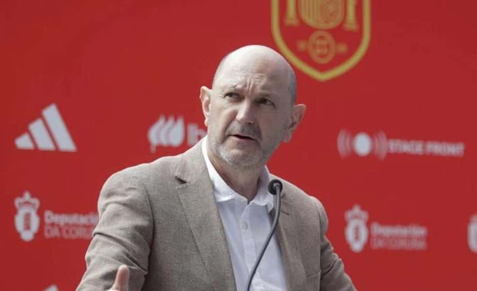Rafael Louzán dejará de exponerse ante los medios a lo Rajoy mientras Salvador Gomar presume de Mateu Alemany