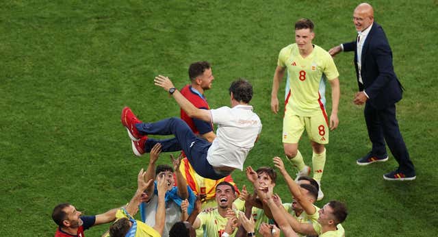 Santi Denia reivindica el derecho a medalla olímpica de los entrenadores ante Thomas Bach: «¿También para nosotros, no?»