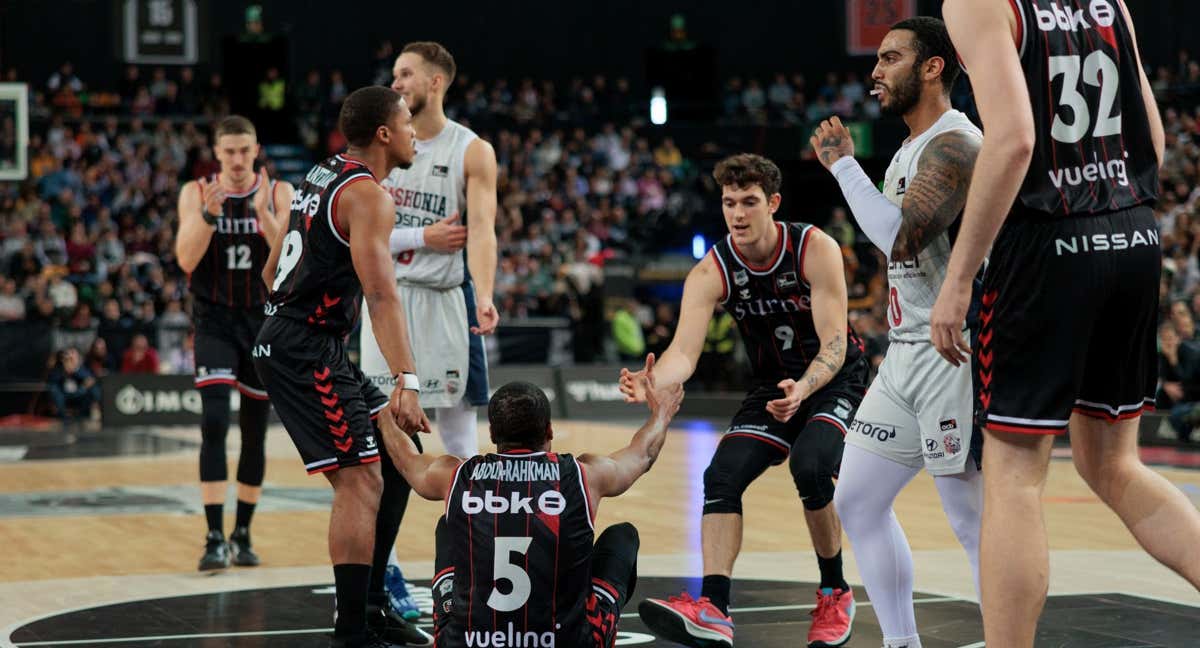 Una acción del Surne Bilbao Basket - Baskonia.