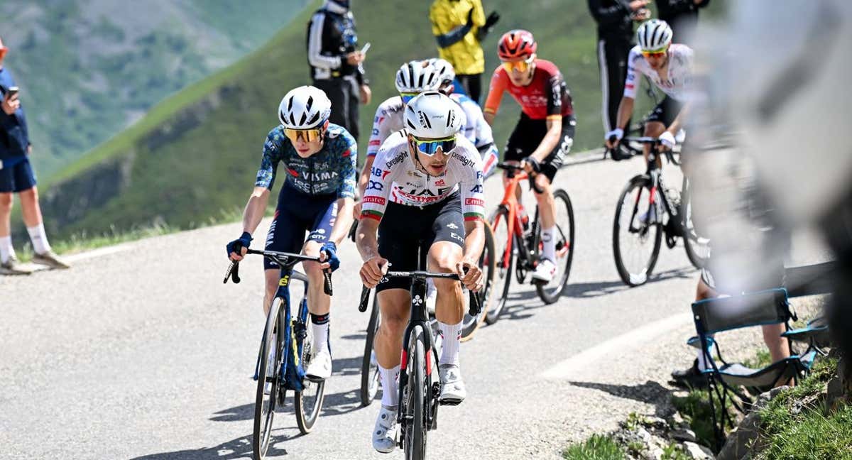 João Almeida, trabajando para Tadej Pogačar en el Galibier.