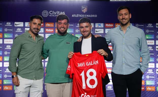 Carlos Carrasquero, a la derecha de Javi Galán el día de su presentación con el Atlético de Madrid.  Carlos Carrasquero