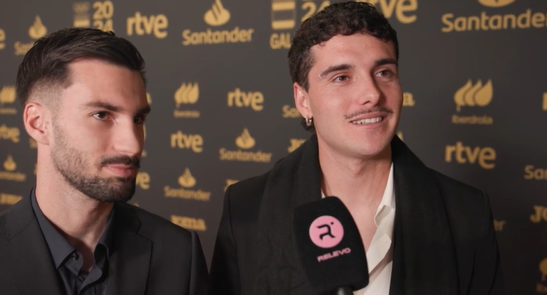 Sergio Camello y Álex Baena atienden a Relevo.
