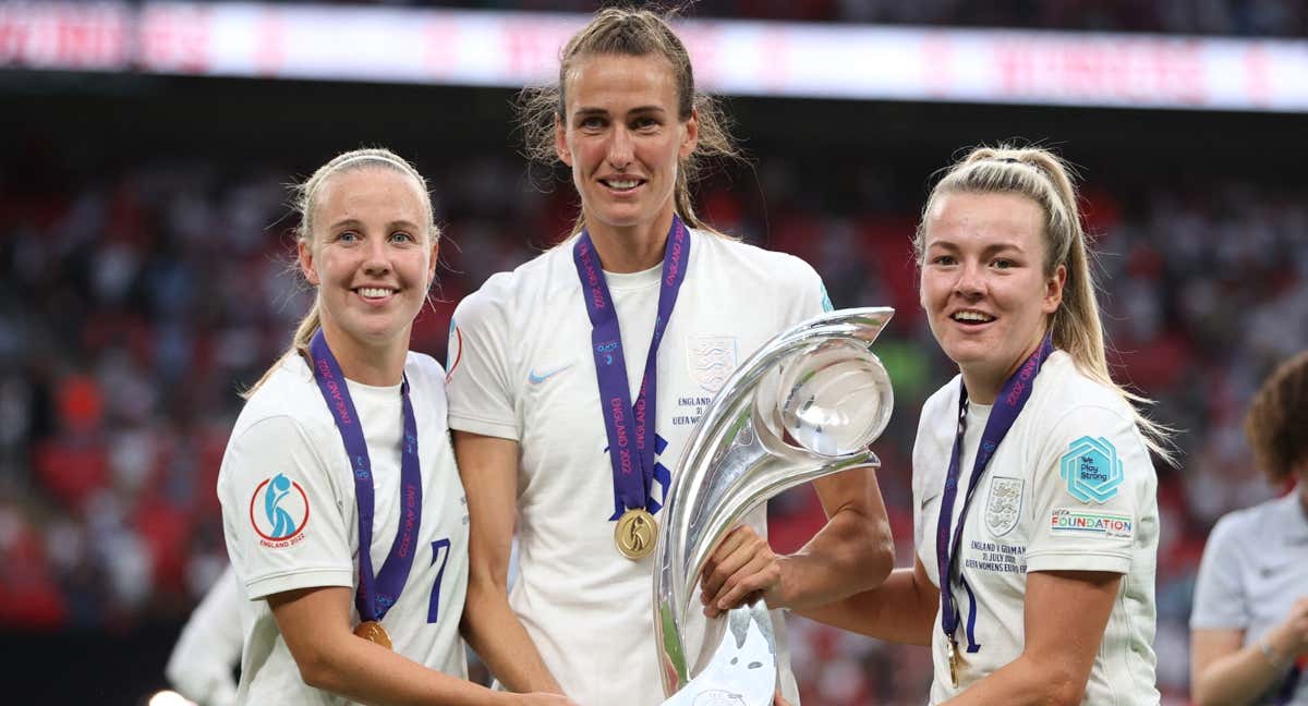 Beth Mead, Jill Scott y Lauren Hemp posan con la Eurocopa de 2022.