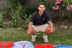 Larrivey subasta la colección de camisetas que intercambió en su carrera y se puede llevar 46.000 euros: «La única que no vendo es la de Messi«