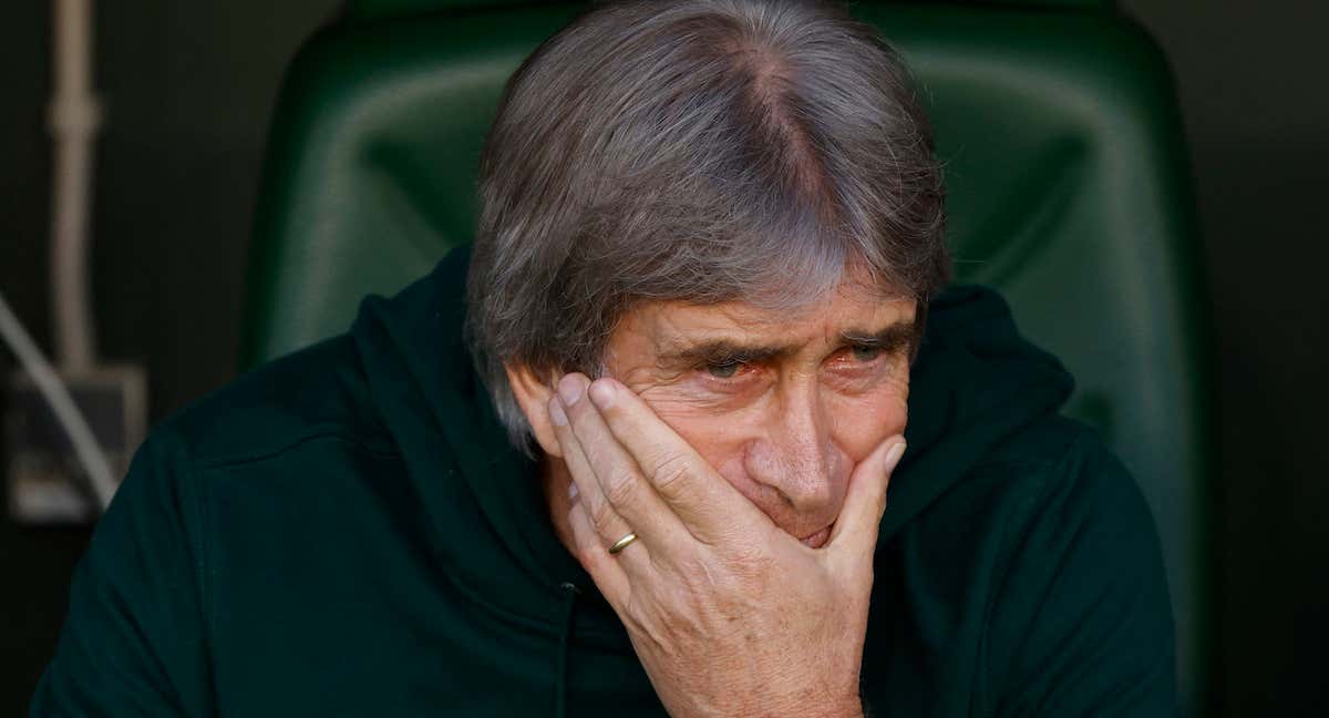 Manuel Pellegrini preocupado en el banquillo del Betis.