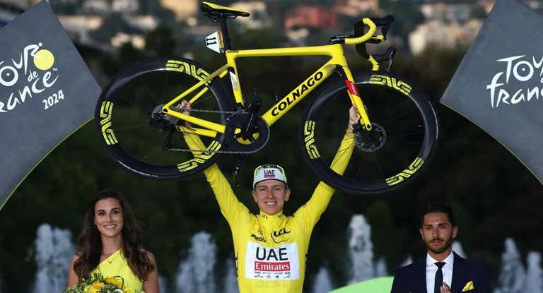 Tadej Pogacar celebra la victoria en el Tour de Francia.
