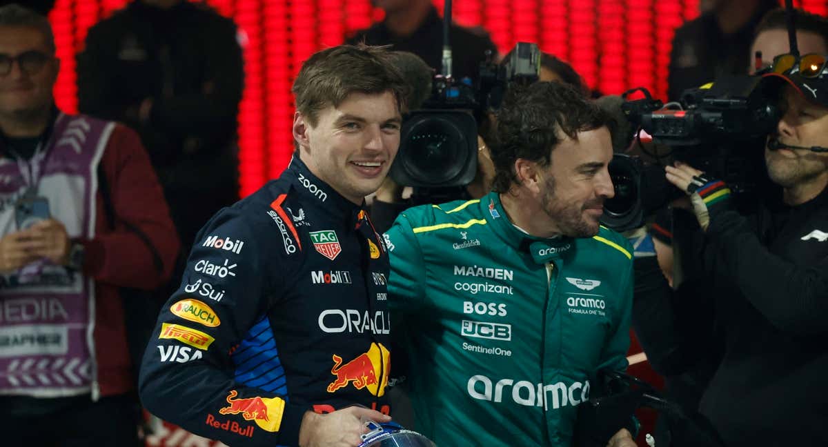 Fernando Alonso y Max Verstappen tras el Gran Premio de Las Vegas. /REUTERS/Evelyn Hockstein