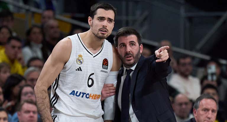 Paco Redondo da indicaciones a Alberto Abalde durante el partido ante el Zalgiris.