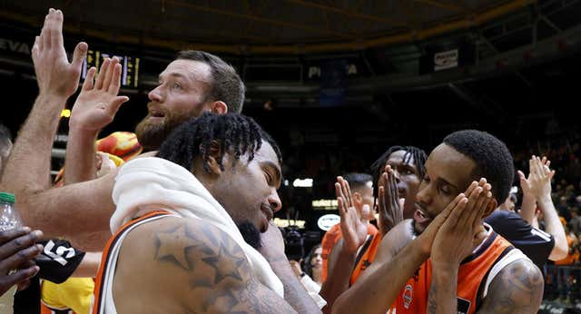 Valencia Basket manda ‘a dormir’ a Txus Vidorreta y alcanza el liderato siete años después