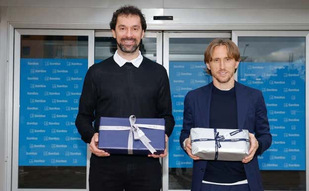 Modric y Llull acudieron al Hospital Universitario Sanitas La Moraleja a entregar regalos a los niños.  REAL MADRID