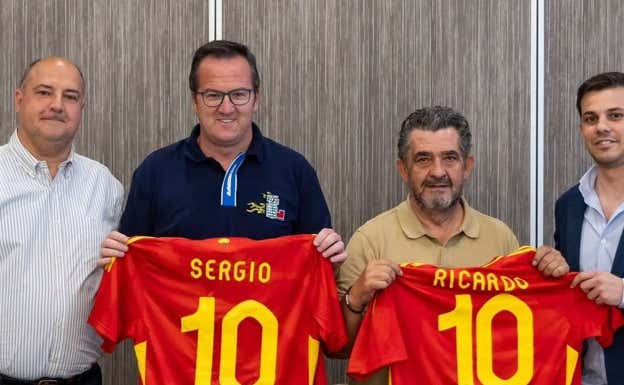 Merchán (segundo por la izquierda) y Álvaro de Miguel (a la derecha), en un acto.
