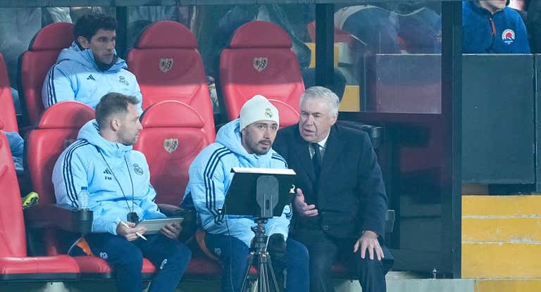 Ancelotti y Davide comentan una jugada en Vallecas.