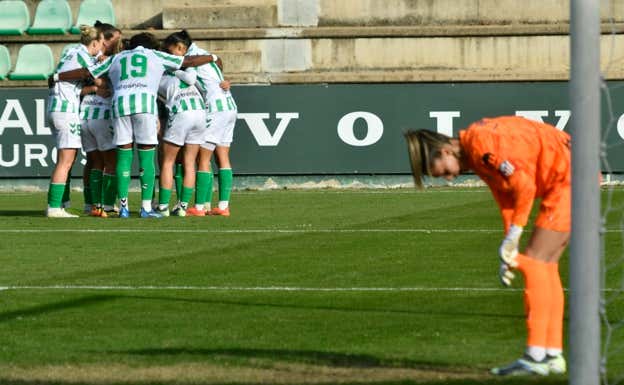 Las jugadoras del Betis celebrando el gol.  EFE