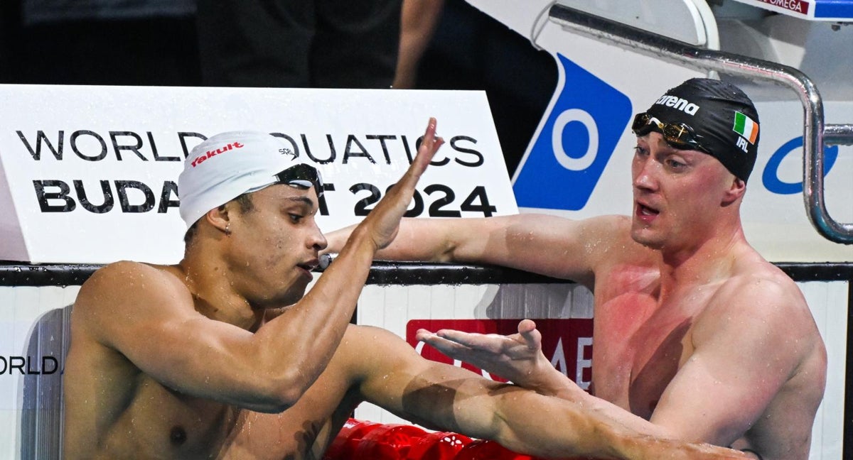 Crooks saluda al irlandés Shane Ryan tras coronarse campeón del mundo en Budapest.