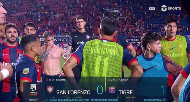 Iker Muniain obliga a sus compañeros a aguantar el chaparrón de la afición de San Lorenzo en el centro del campo tras la derrota
