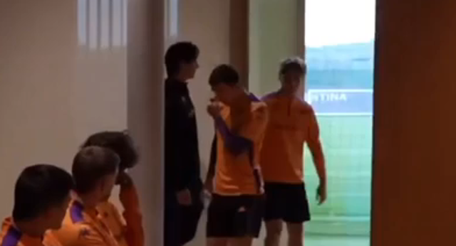 Edoardo Bove visitó a sus compañeros en Fiorentina tras recibir el alta.