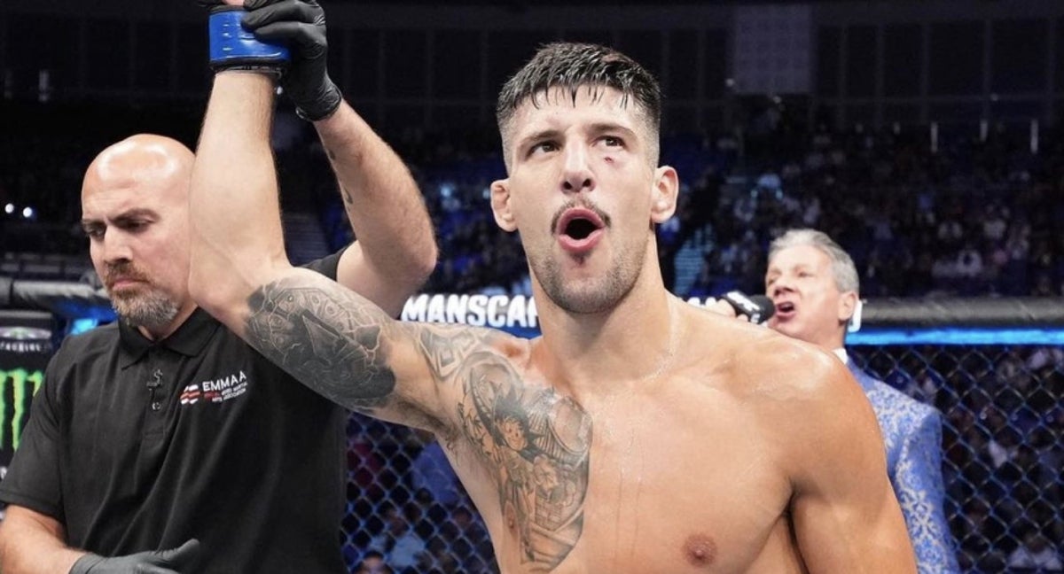 Joel Álvarez alza el brazo tras una victoria en la UFC.