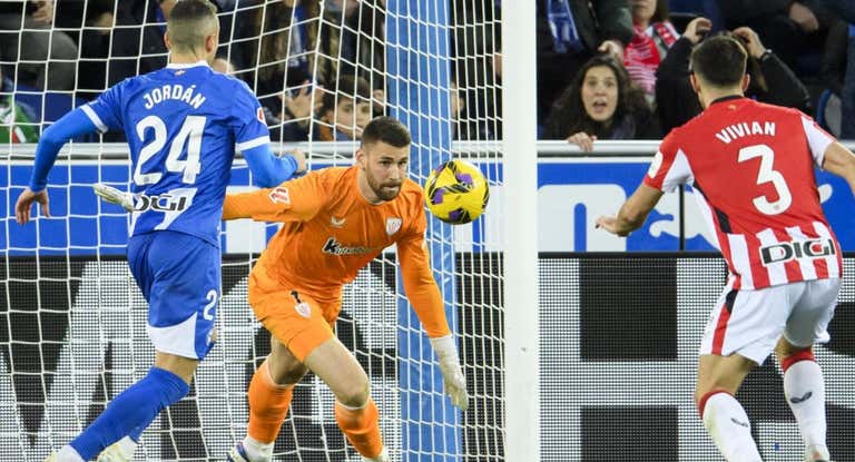 Simón, en la acción del gol de Joan Jordán en la que erró en su despeje.