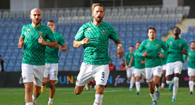 Fracturan la cabeza de un futbolista del Rapid de Viena tras un ataque en plena calle