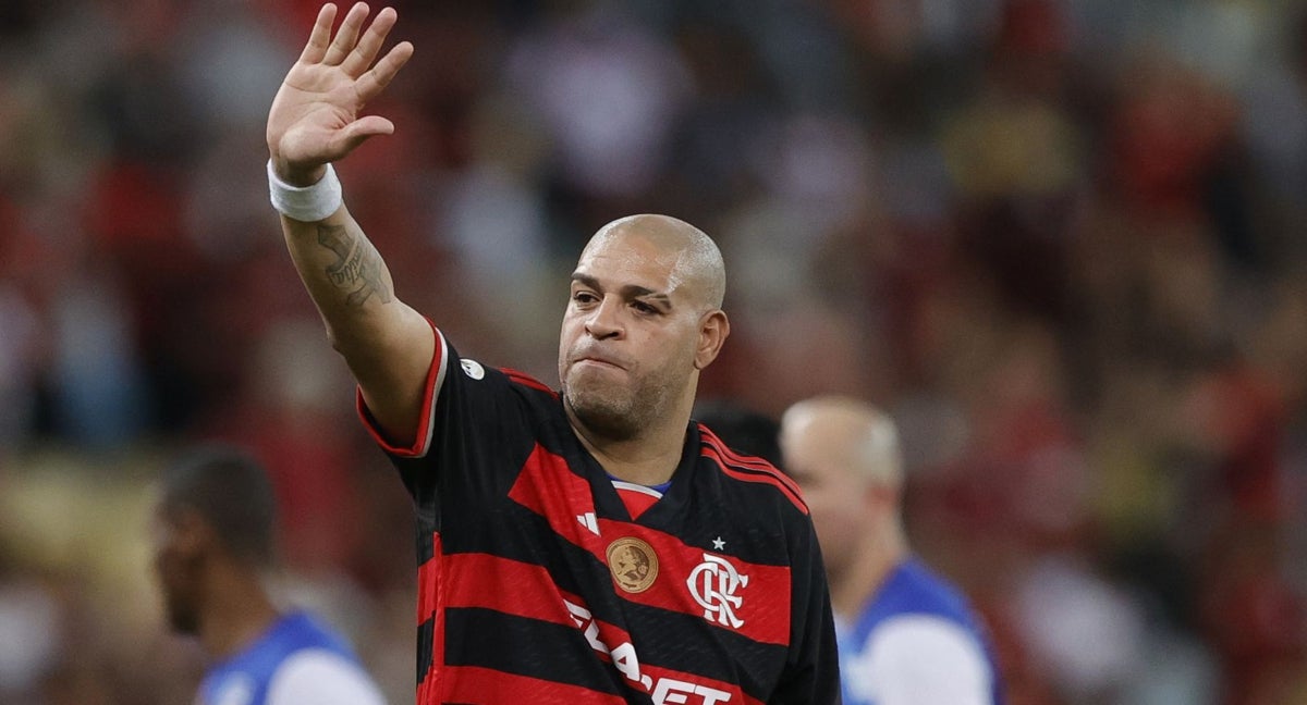 Adriano se despide con la camiseta del Flamengo.
