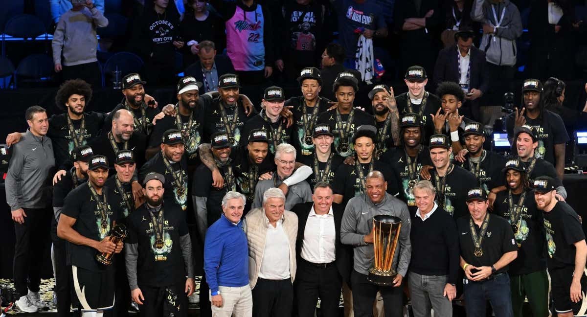 Los Bucks al completo posan con el trofeo de la Copa NBA.