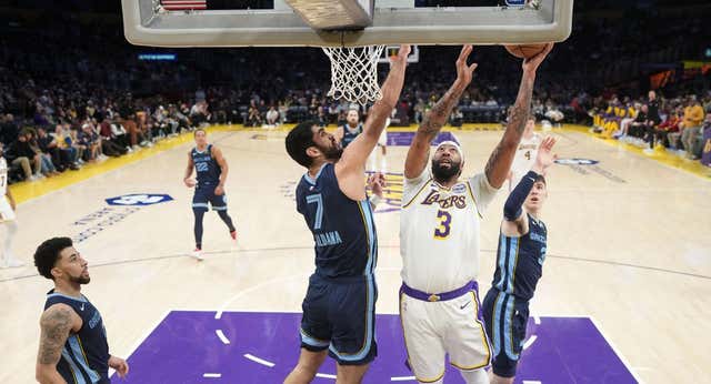 Santi Aldama sufre la ira del ‘Rey’: vuelve LeBron tras su ausencia por «motivos personales» y Anthony Davis lanza a los Lakers