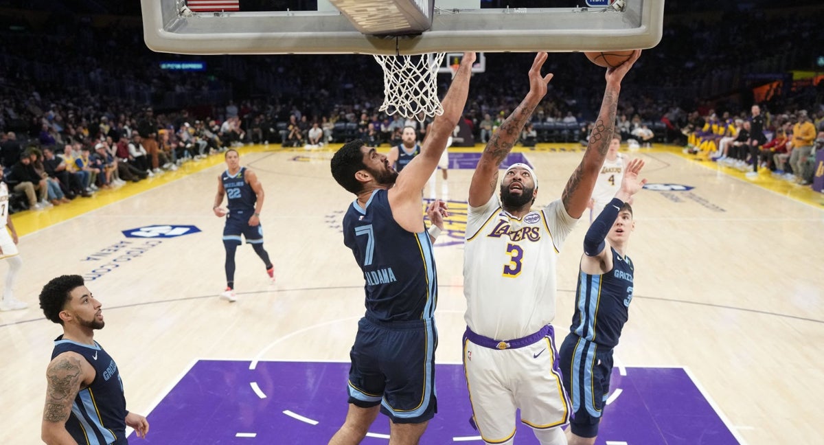 Santi Aldama intenta taponar a Anthony Davis.