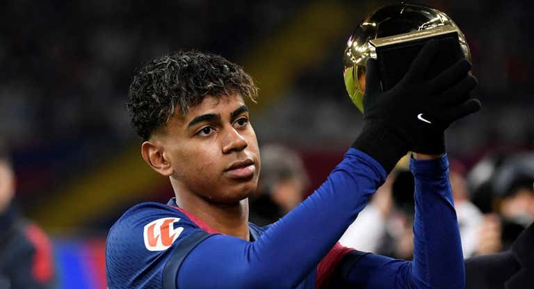 Lamine Yamal recibió el premio Golden Boy antes del partido contra el Leganés celebrado en el Lluís Companys.