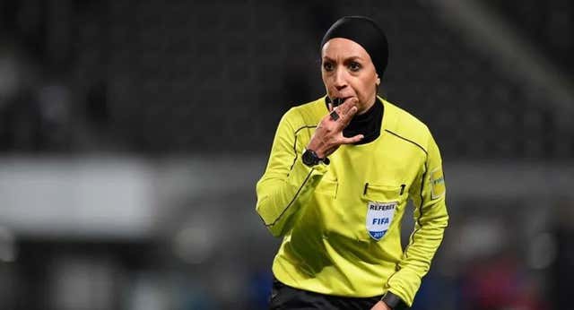 La primera mujer que iba a arbitrar un partido masculino de fútbol en Irán huye por amenazas