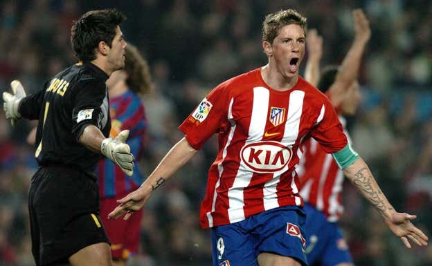 Fernando Torres celebrando uno de sus dos goles al Barcelona.  Agencias
