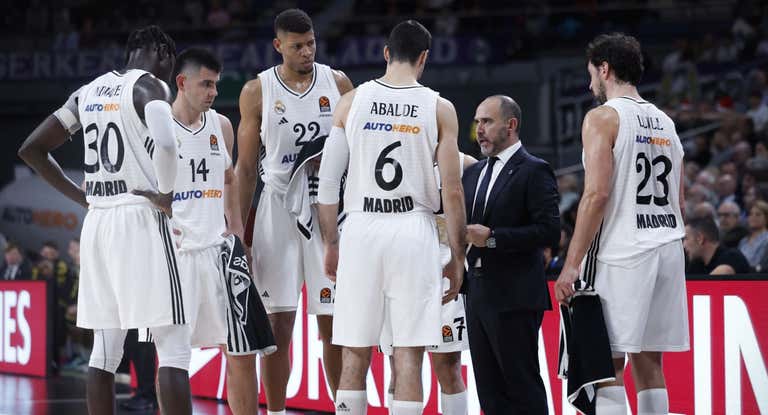Chus Mateo da indicaciones a sus jugadores en un partido.