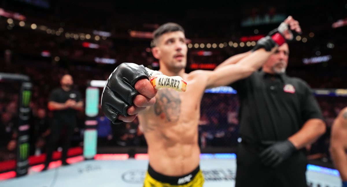 Joel Álvarez festeja su triunfo en el UFC Tampa.