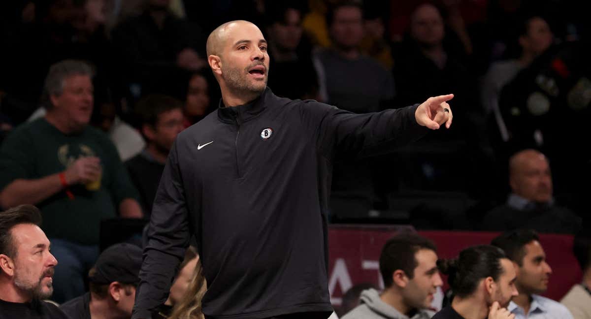 Jordi Fernández da instrucciones a los jugadores de los Nets durante el partido ante los Cavaliers./AFP