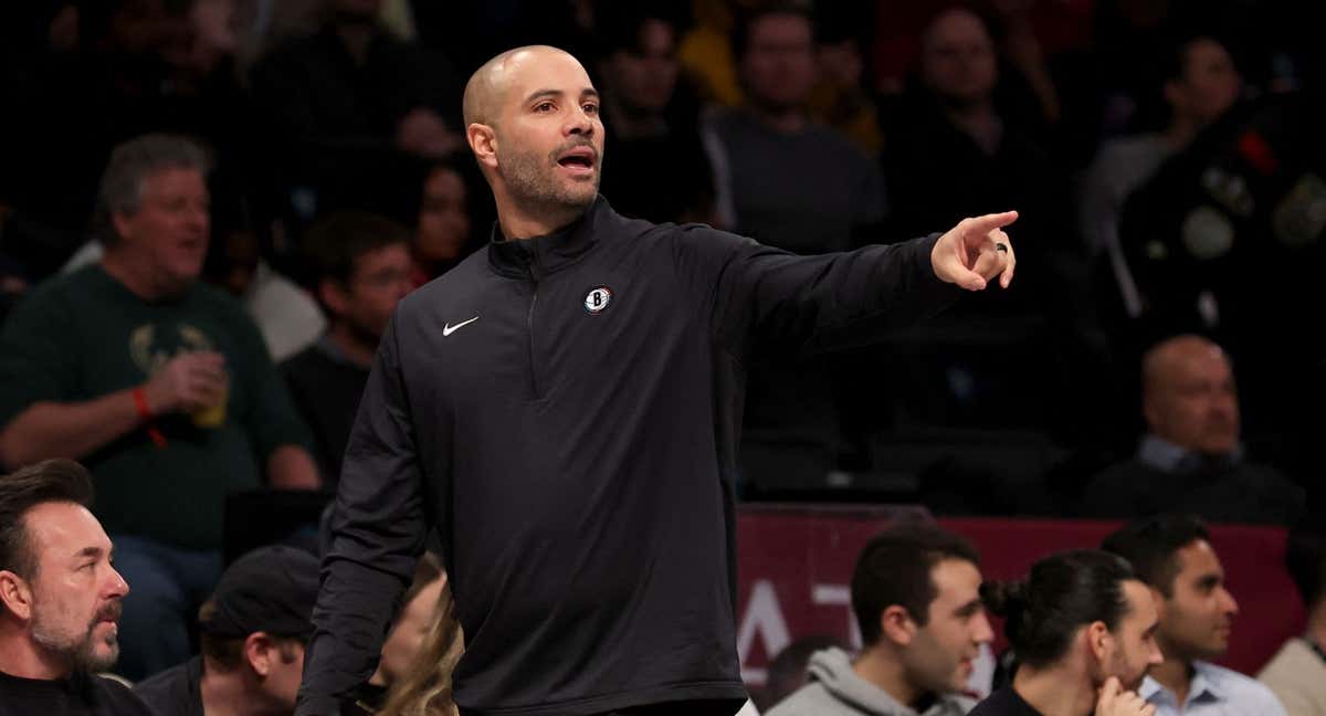 Jordi Fernández da instrucciones a los jugadores de los Nets durante el partido ante los Cavaliers.