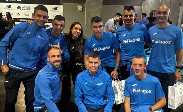 Laura Luengo posa con los atletas que prepararon el maratón de Valencia con sus entrenamientos de Strava. LAURA LUENGO