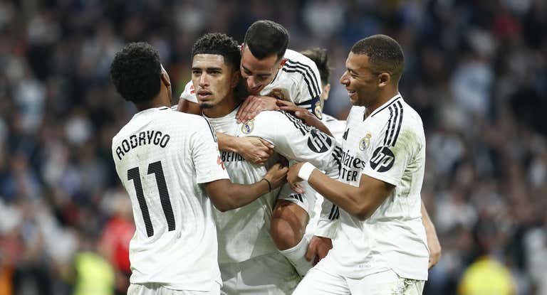 El Real Madrid celebra un gol de Bellingham en el Santiago Bernabéu.