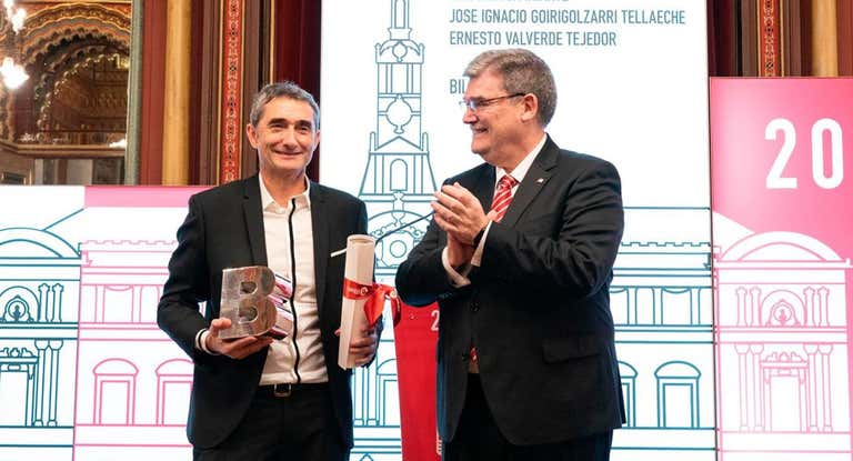 Ernesto Valverde, junto a Juan María Aburto, en el acto celebrado en el Ayuntamiento de Bilbao.