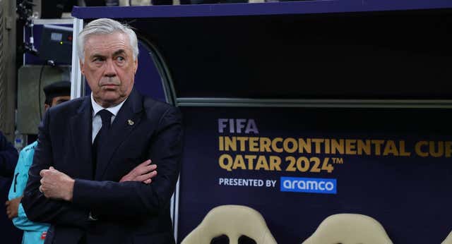 Carlo Ancelotti se corona como el entrenador más laureado de la historia del Real Madrid… justo cuando más le apretaba la soga