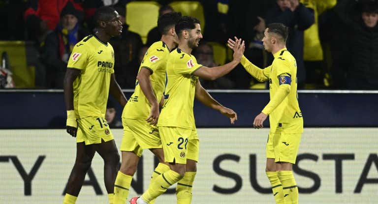 La calidad de Ayoze levanta a un Villarreal con diez que celebra la vuelta de Foyth