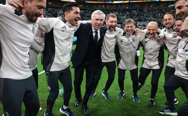 Ancelotti celebra con su staff el último título del Real Madrid.  GETTY