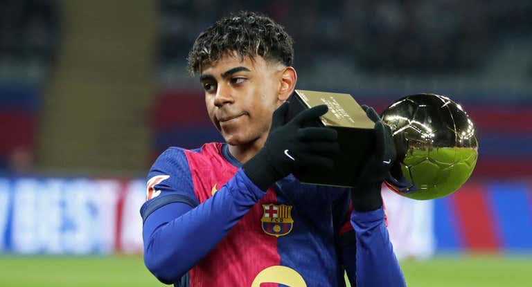 Lamine Yamal ofreció el Golden Boy al Lluís Companys el pasado fin de semana.
