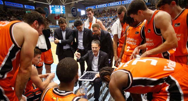 El secreto del éxito de Valencia Basket nace en la «exigencia» de Pedro Martínez y «el buen rollo» en el vestuario: «Te da otro nivel»