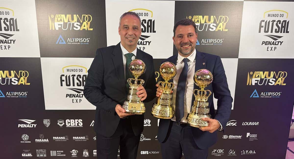 Antonio Vadillo y José Tirado con los tres galardones del Palma en la Gala Mundo do Futsal.