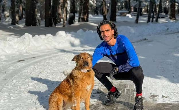 Mo Katir (26) posando con un perro.  REDES MO KATIR