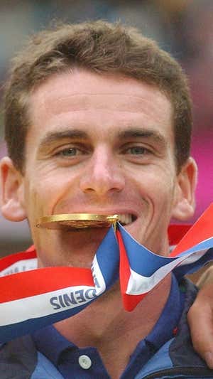 Gibilisco muerde la medalla de oro en los Mundiales de París.  EFE